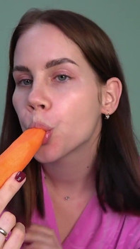 Hete Roodharige Anna Geeft Een Pijpbeurt En Krijgt Een Cumshot