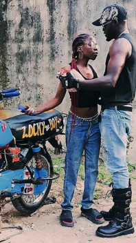 Biker kecil molek seksi Vera menggoda kote hitam besar bollock untuk berkongkek dalam perjalanan motosikal