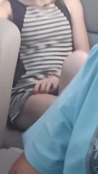 Blondă sexy cu ochi albaștri se fute cu un vibrator în spatele cabrioletului
