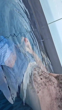 Je me caresse la bite dans la piscine