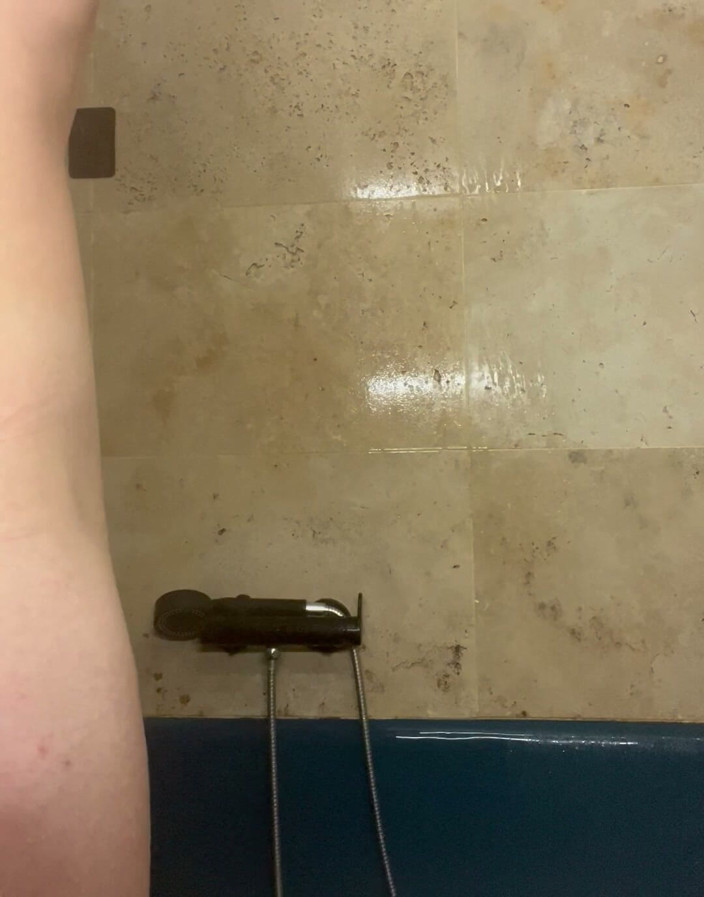 Gabriel Loma: Handjob di Bilik Mandi