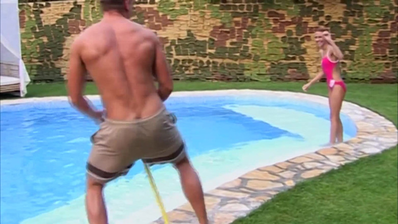 Lethal Teens: Ragazzina magra usa un grosso cazzo vicino alla piscina