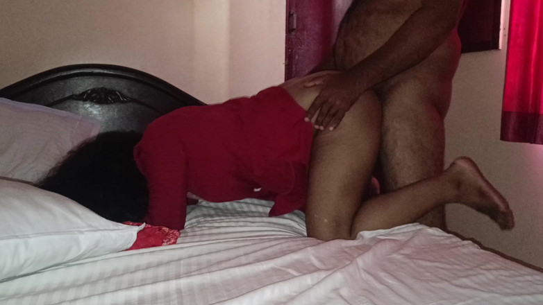 Apple baby: Ibu rumah tangga lagi asik ngentot gaya doggy hot