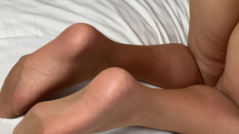 Mr MF: Frau reife füße in ihrer alten braunen strumpfhose