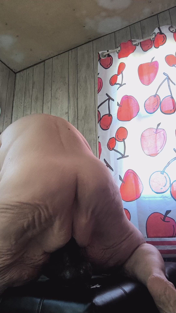 HerculesnVENUS: クッション付きのパフィンにディルドがセックス