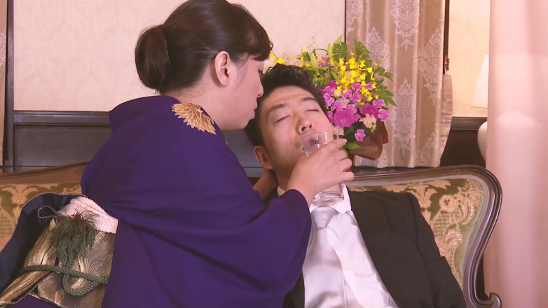 JAPAN IN LOVE: Asiatische mädchen mit hintern, 4_big und vollbusige japanische mieze liebt es,...