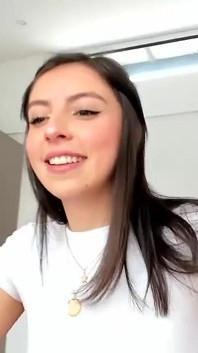 Cewek imut kolombia dengan wajah aduhai lagi pamer tubuh aduhainya sambil pamer memek muasin memeknya di depan kamera!