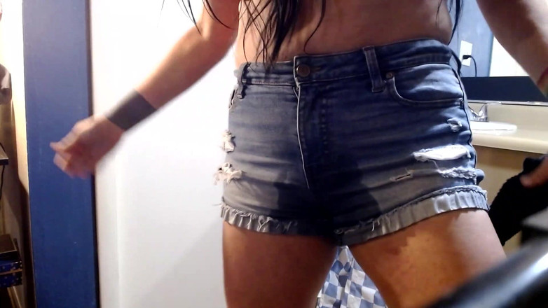 Abby Anna: 绝望的紧急小便在我的短裤里弹跳