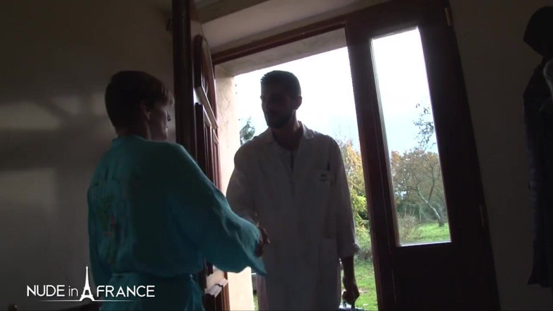 Nude in France: 큰 젖가즘을 느끼는 거유 밀프