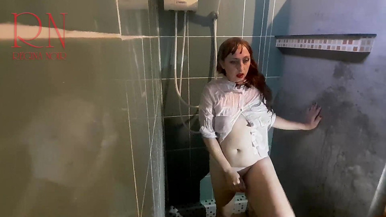 Regina Noir: Une nana habillée sous la douche. Culotte mouillée, pantalon mouillé,...