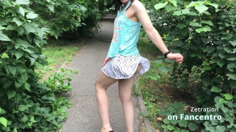 Zetration: Si rambut coklat cantik bermain nakal di taman anda tanpa...