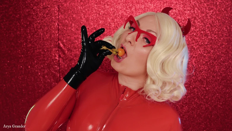 Arya Grander: Food fetish: eating video latex girl