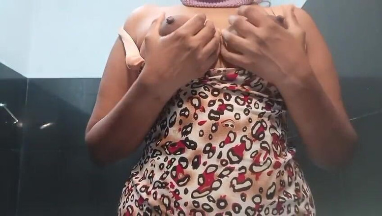 Miya White: Melancap semasa menonton lucah panas. Orgasme buatan sendiri