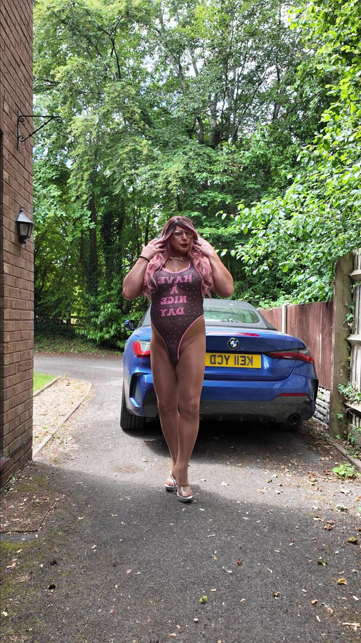 Kellycd2022: Crossdresser seksi Kellycd2022 dalam bodysuit seksi dan pantyhose dan tumit