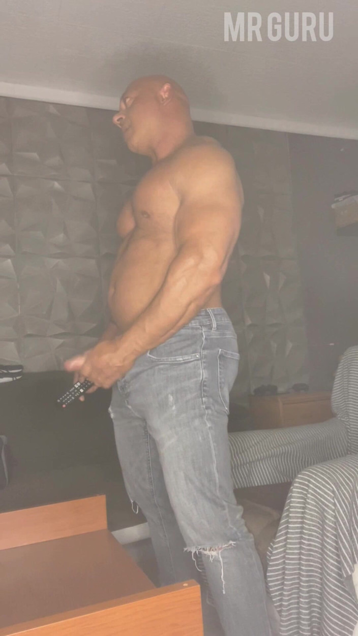 Mr. Guru: Mr Guru Hjerk del Video. Bodybuilder in Jeans