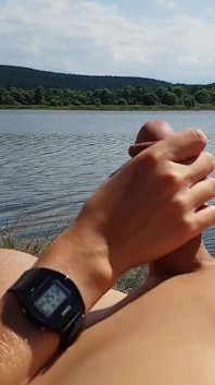 Громадське озеро, дрочка руками і петтінг + сперма на животі