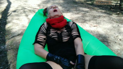 Lukerya: Lukerya odpoczywa w wiosennym lesie