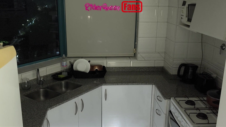 Riderqueen: Ibu tiri seksi di dapur - video untuk peminat