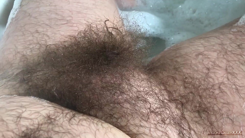 Brooke Casey: Smyslná Asmr Full Bush a Uctívání Klitorisu v Bubble Bath...