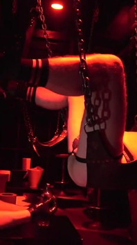 Je fiste mon esclave dans un club noir