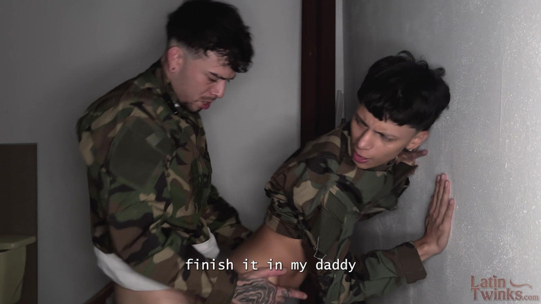 Latin Twinks: Băiețeii militari căpitanul știe Carlitoxxx secret murdar