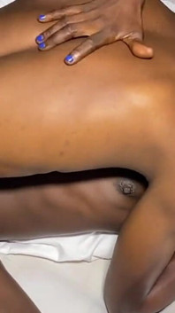Miss Ebony Sweet poesje kan een grote zwarte lul berijden om klaar te komen