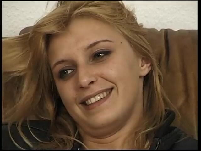 Lucky Cooch: Une beauté blonde se fait lécher la chatte par un...