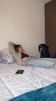 Meu amigo e eu gostamos de seu fetiche de me humilhar com os pés e a jaqueta de couro