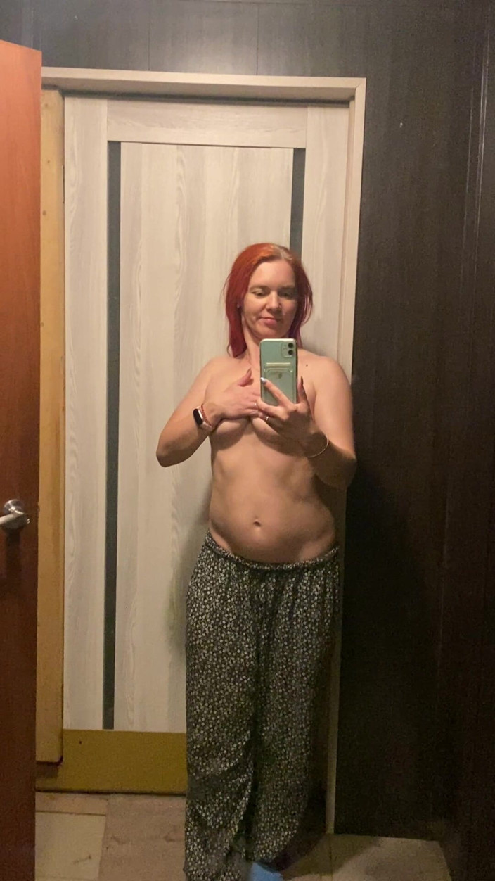 Hairy couple: Zrzka MILF ukázala své velké svaly před zrcadlem