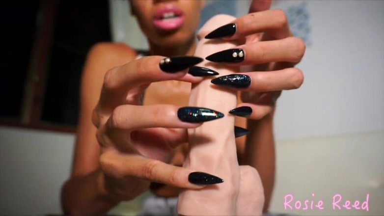 Rosie Reed: Lange schwarze, spitzen Nägel necken &amp; wichsgöttin Rosie Reed neckt mit...