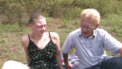 Old & Young Network: Krásná holka potěší péro staršího chlapa venku