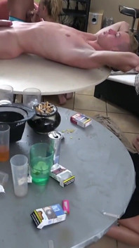 Orgie na párty u bazénu - Část 1 - Summersinners