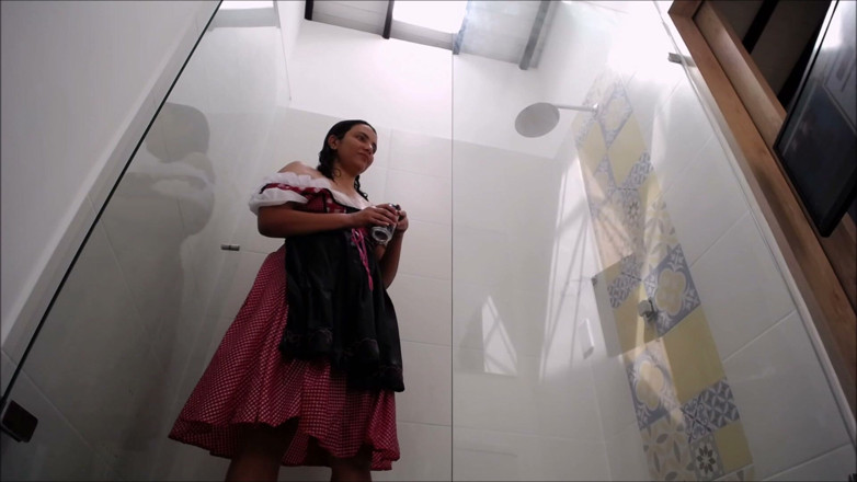 Denissetits: I Take a Shower with Beers