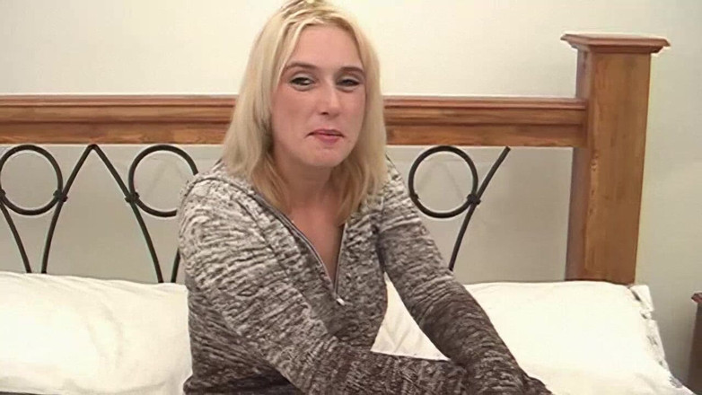 RETROXXX: सुंदर सुनहरे बालों वाली लंड चुसाई करती है