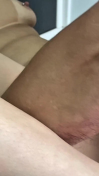 Tânără braziliană are fundul spart de tatăl vitreg