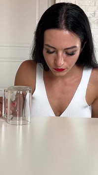 La gigantessa-executrix mangia e passi su piccoli uomini a piedi nudi e tacchi