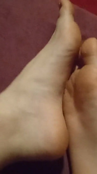 Kaki putih yang indah dari mana aku melepas kaus kakiku
