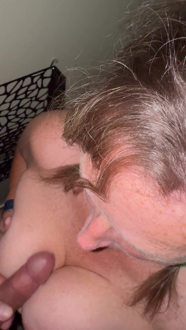 Bonewizzard69: Bonemaiden succhia il suo uomo seduto in bagno cercando di...