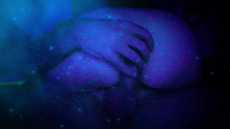 Moony: 若い裸のアーティストが、写真家の硬くなったペニスを自分の尻の間に挟み、官能的・芸術的な実験を行っている