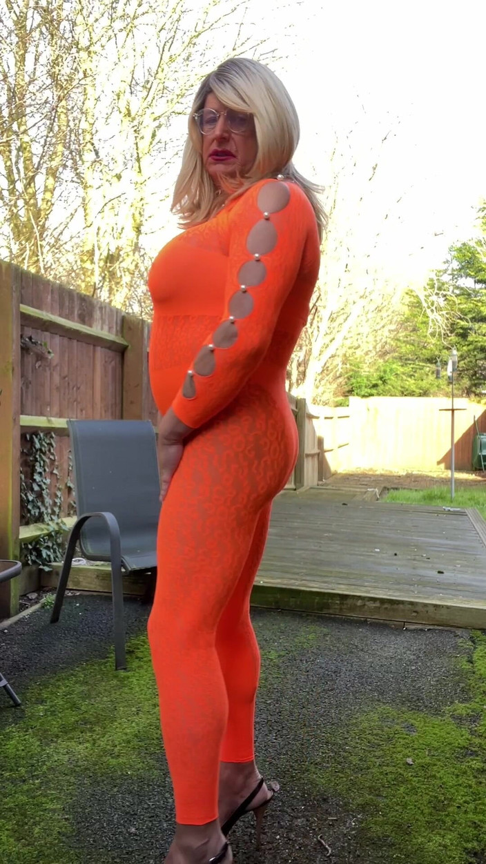 Kellycd2022: Amatör Crossdresser Kellycd2022 Sexig MILF pissar i min bodysuit