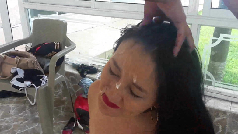 Femdom Austria: Tânăra stăpână scuipă pe un cuplu mai în vârstă
