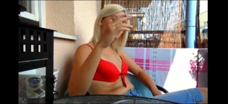 Femdom Austria: Блондинка милашка курить сигарету
