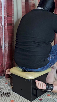 Extreme Jeans Face Sitting