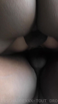 Esta Experimentada Libertina, Misschaudexxx, No Puede Resistirse a Engañar a Su Marido Con Tres Grandes Pollas Negras.