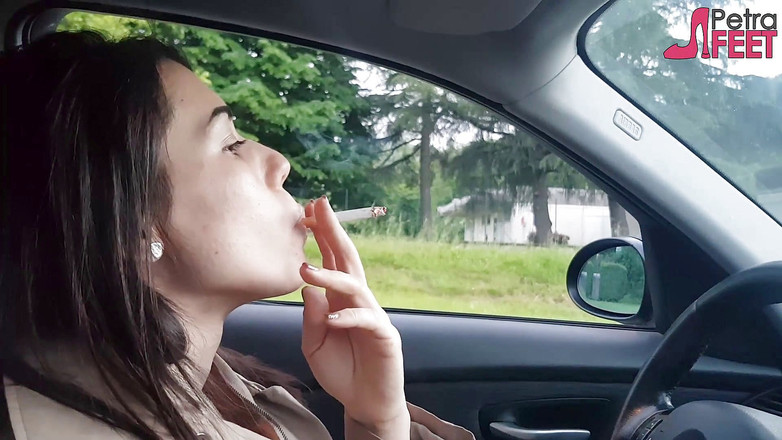 Smokin Fetish: Петра любить палити цицьки в своїй машині