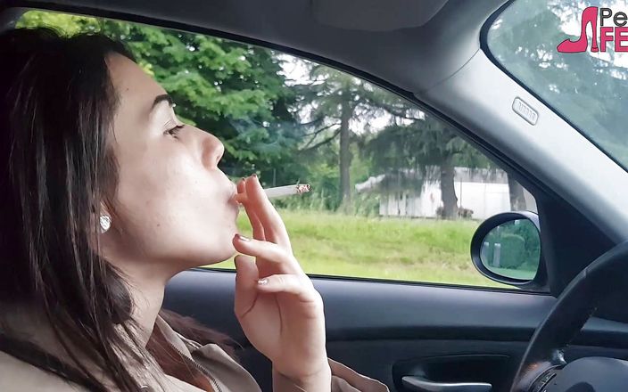 Smokin Fetish: Petra는 차에서 ciggaretes를 피우는 것을 좋아합니다.