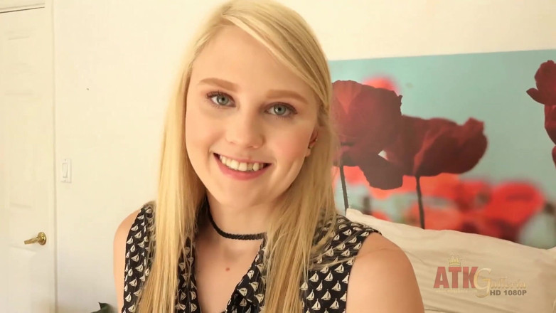 ATKIngdom Fans: Blond nastolatka pokazuje swoje seksowne ciało na castingu