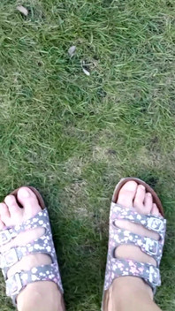 Босі Ноги В Капцях