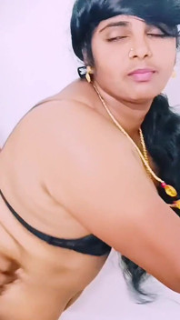 Suri rumah India malangnya mengongkek sarees menjual lelaki dengan batang besar panjang berkongkek tegar. Cakap Kotor Telugu.