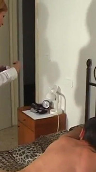 Ele oferece uma carona para a garota de Salerno que está pegando carona e filma ela antes de mostrar sua buceta em um trio